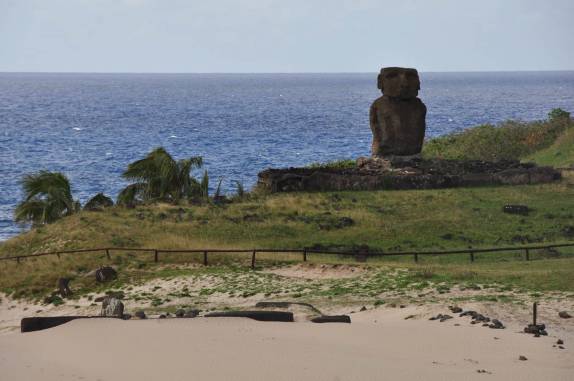 O primeiro Moai a ser recolocado de pé, na década de 50, na praia de Anakena, em Rapa Nui (ou Ilha de Páscoa), território chileno no meio do Oceano Pacífico